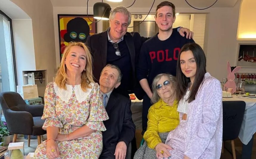 Cum s-a îmbrăcat tatăl Andreei Esca la restaurant. Prezentatoarea a fost uimită: „Rupe «pe fashion»” 1 cum a aparut imbracat tatal andreei esca la restaurant chiar si prezentatoarea a fost uimita rupe pe fashion 678e1eeda454a