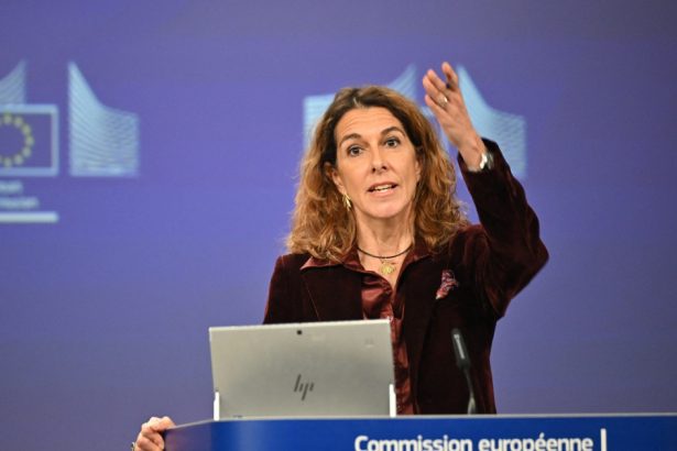 cum raspunde ce la criticile ca a ascuns amploarea bolii ursulei von der leyen poate comisia sa fie condusa dintr un spital 67857d0f35a4e