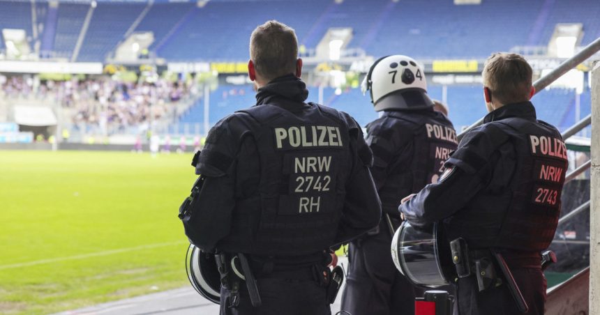curtea constitutionala a germaniei obliga cluburile de fotbal sa plateasca politistii care asigura ordinea la meciurile de mare risc 67877dd959c12