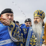 De Bobotează, ÎPS Teodosie anunță că va împărți credincioșilor de 10 ori mai multă apă sfințită decât Patriarhul Daniel. 2 de boboteaza ips teodosie anunta ca va imparti credinciosilor de 10 ori mai multa apa sfintita decat patriarhul daniel 6777c98a0ced9