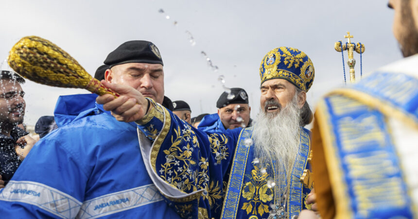 De Bobotează, ÎPS Teodosie anunță că va împărți credincioșilor de 10 ori mai multă apă sfințită decât Patriarhul Daniel. 1 de boboteaza ips teodosie anunta ca va imparti credinciosilor de 10 ori mai multa apa sfintita decat patriarhul daniel 6777c98a0ced9