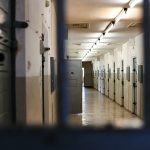 Deținuții sunt supravegheați de bucătarul și secretara penitenciarului: Mâine sosește femeia de serviciu 3 detinutii au ajuns sa fie paziti de bucatarul si secretara penitenciarului maine intra femeia de serviciu 678804fee4126