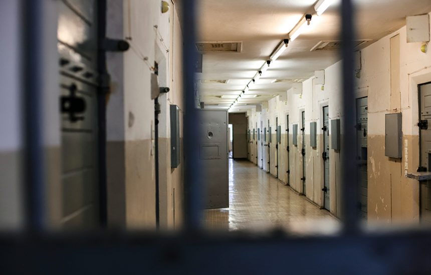 detinutii au ajuns sa fie paziti de bucatarul si secretara penitenciarului maine intra femeia de serviciu 678804fee4126