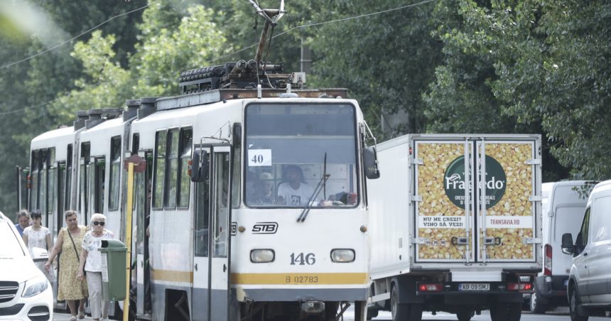 doua persoane au fost retinute 24 de ore dupa ce au smuls telefonul unei tinere in tramvai cat usile erau deschise in statie 6790b8a3c2c50