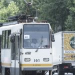 doua persoane au fost retinute 24 de ore dupa ce au smuls telefonul unei tinere in tramvai cat usile erau deschise in statie 6790b8a3c2c55