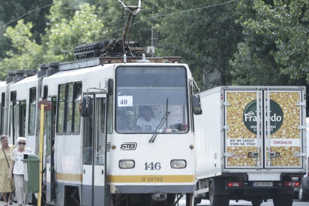 doua persoane au fost retinute 24 de ore dupa ce au smuls telefonul unei tinere in tramvai cat usile erau deschise in statie 6790b8a3c2c55