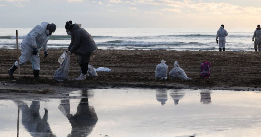 Efectul poluării masive cu petrol de la Marea Neagră: Rușii își modifică planurile de vacanță și anulează rezervările din stațiuni 1 efectul poluarii uriase cu petrol de la marea neagra rusii isi schimba planurile de vacanta si anuleaza rezervarile din statiuni 6795cd4d9e238