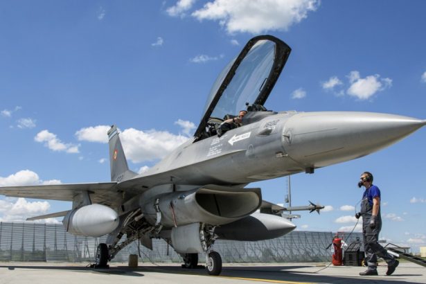 escadrila 48 vanatoare este acum completa inca un avion f 16 fighting falcon a ajuns din norvegia la baza 71 aeriana campia turzii 679bcac05b59a