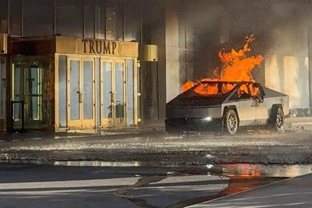 explozie in las vegas de ce s a aruncat in aer soferul camionetei tesla fbi a aratat mesajele gasite in telefonul lui 6778e8deb1ea7