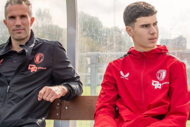 fiul lui robin van persie a semnat contract pe trei ani pentru fiul fostului mare atacant 678628cc9d1c2