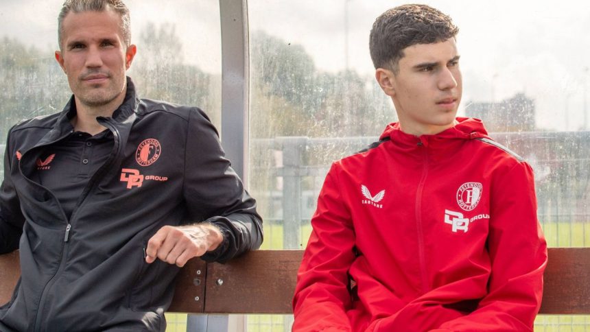 fiul lui robin van persie a semnat contract pe trei ani pentru fiul fostului mare atacant 678628cc9d1c2