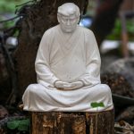 foto donald trump bibelou de portelan in china cu cat se vand statuetele care l prezinta pe liderul american ca pe buddha meditand 678539f291bc7