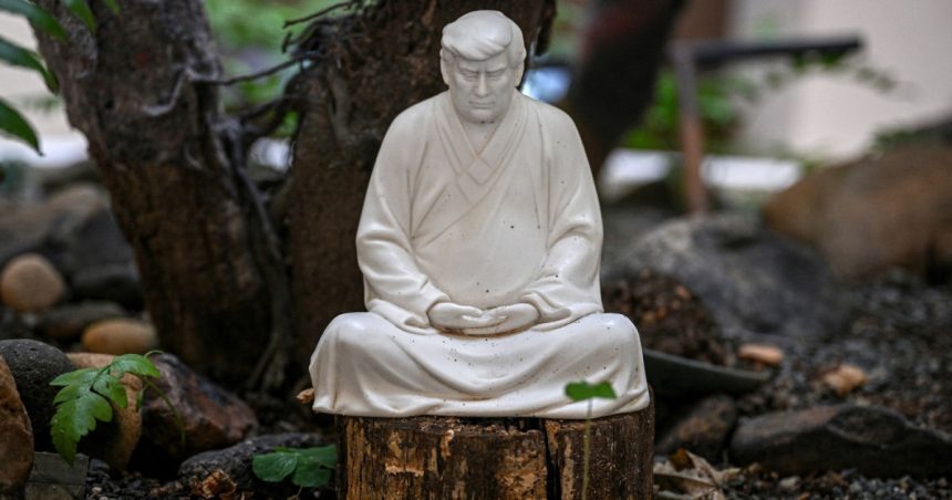 foto donald trump bibelou de portelan in china cu cat se vand statuetele care l prezinta pe liderul american ca pe buddha meditand 678539f291bc7