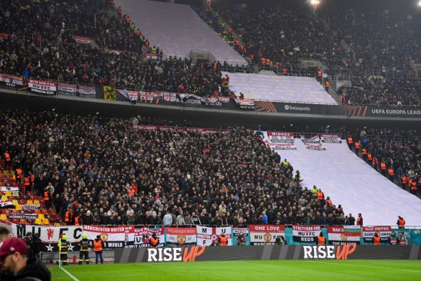 foto fanii lui manchester united au afisat mesajul fcsb is not steaua pe arena nationala sau nu ei 679c76283f2a7