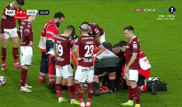 foto giulestiul a amutit a fost scos cu targa din rapid craiova si inlocuit de urgenta 67952edf3467e