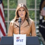 Portretul oficial al Melaniei Trump a fost publicat. Indiciile ascunse despre al doilea mandat ca primă-doamnă, surprinse în fotografie. 3 foto portretul oficial al melaniei trump a fost publicat indiciile ascunse despre al doilea mandat ca prima doamna surpinse in fotografie 67989dceec57a