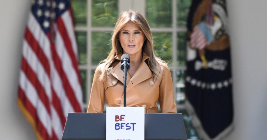 Portretul oficial al Melaniei Trump a fost publicat. Indiciile ascunse despre al doilea mandat ca primă-doamnă, surprinse în fotografie. 1 foto portretul oficial al melaniei trump a fost publicat indiciile ascunse despre al doilea mandat ca prima doamna surpinse in fotografie 67989dceec57a
