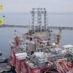 foto protest greenpeace in portul constanta sud un pilot cu motoparapanta a cerut oprirea proiectului neptun deep 6787a61b7c539