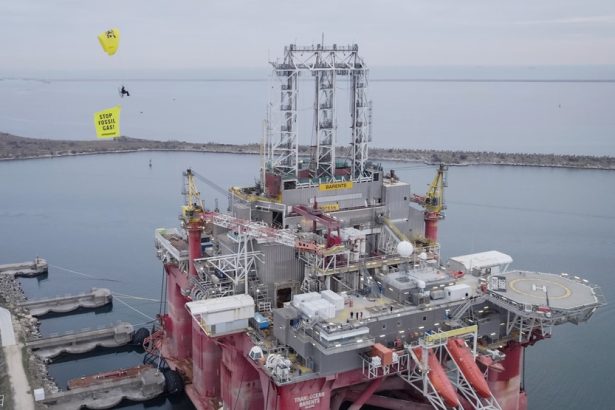 foto protest greenpeace in portul constanta sud un pilot cu motoparapanta a cerut oprirea proiectului neptun deep 6787a61b7c539