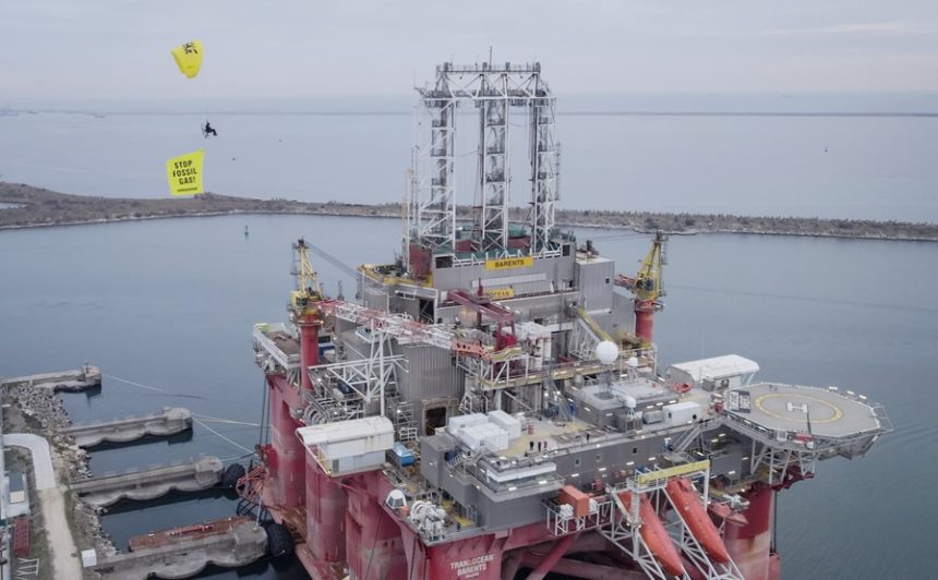 foto protest greenpeace in portul constanta sud un pilot cu motoparapanta a cerut oprirea proiectului neptun deep 6787a61b7c539