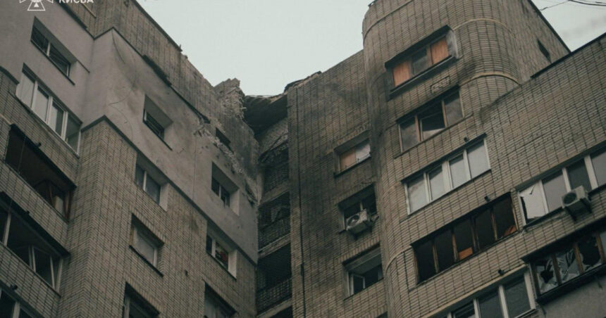 Rusia a atacat Ucraina cu zeci de drone. Un bloc de apartamente din Kiev a fost puternic avariat. 1 foto rusia a atacat ucraina cu zeci de drone un bloc de apartamente din kiev a fost puternic avariat 67810a100d211