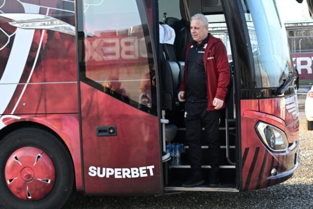 foto si video out de la rapid marius sumudica a renuntat la doi jucatori chiar inainte de cantonamentul din dubai 677b7980858b0