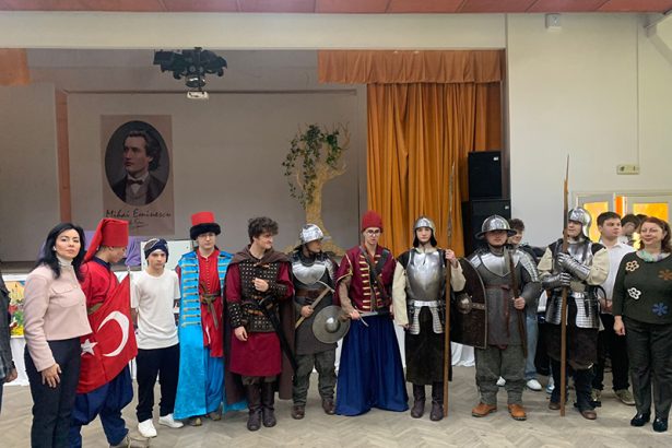foto spectacol inedit de teatru si poezie la liceul teoretic lucian blaga din constanta 6787e562ec8d6