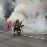 foto un autocar cu pasageri a luat foc in mers in dreptul unei statii gpl 677e8b1708a98