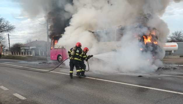 foto un autocar cu pasageri a luat foc in mers in dreptul unei statii gpl 677e8b1708a98