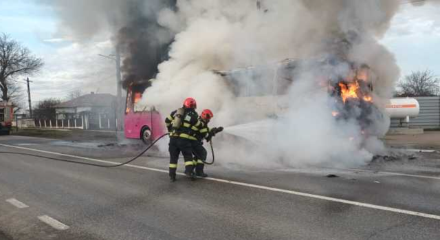 foto un autocar cu pasageri a luat foc in mers in dreptul unei statii gpl 677e8b1708a98
