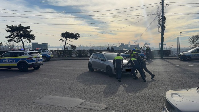 foto video accident la poarta 2 un volvo si un volkswagen golf s au ciocnit in sensul giratoriu 677e682aeb74f
