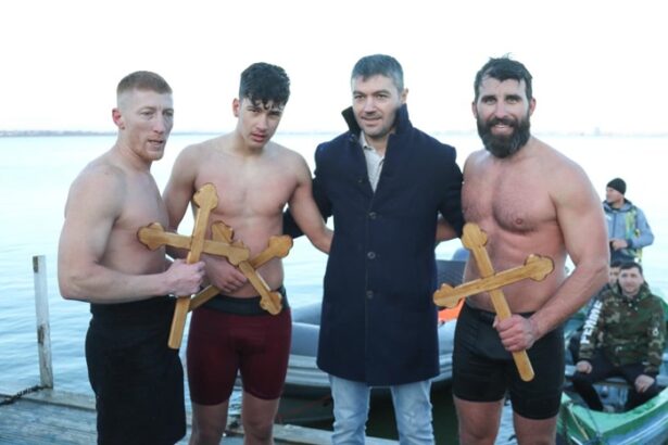 foto video ips teodosie a sfintit apele de boboteaza si la ovidiu trei tineri cu prins crucile aruncate in lacul siutghiol 677cec62b23ec