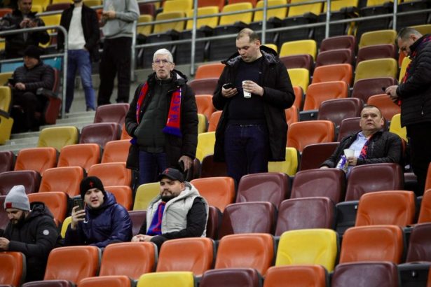 galerie foto becali da moda cum au aparut fanii lui fcsb cu doua ore inainte de meciul cu manchester united 679bc6603a0e8