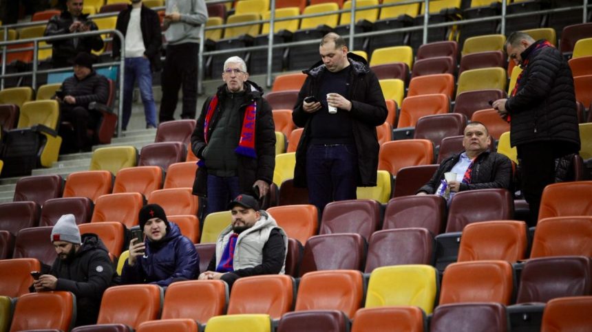 galerie foto becali da moda cum au aparut fanii lui fcsb cu doua ore inainte de meciul cu manchester united 679bc6603a0e8
