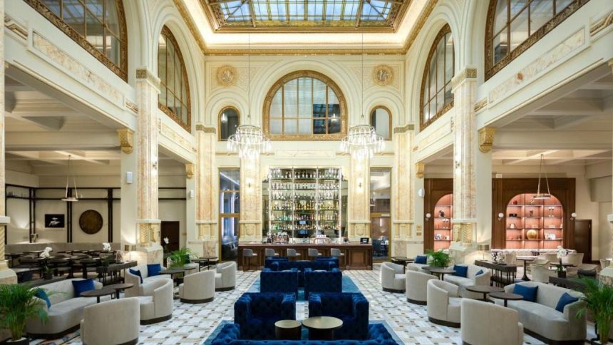galerie foto bijuteria aleasa de manchester united la bucuresti au luat un intreg hotel ca sa nu fie deranjati 6797d562e9cb2