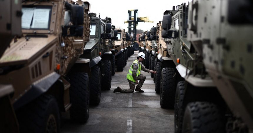 galerie foto cel mai mare exercitiu nato din europa de est sute de vehicule militare britanice incarcate pe feriboturi si trimise in romania 678a8a4fcc725