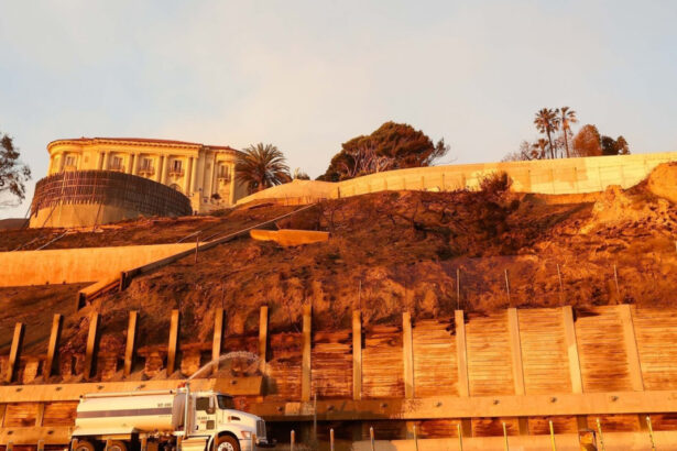 galerie foto cladirea care a supravietuit incendiilor devastatoare din los angeles chiar daca totul in jurul ei a ars 67823c1a75378