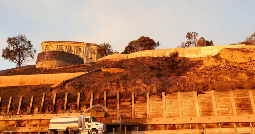 galerie foto cladirea care a supravietuit incendiilor devastatoare din los angeles chiar daca totul in jurul ei a ars 67823c1a75378