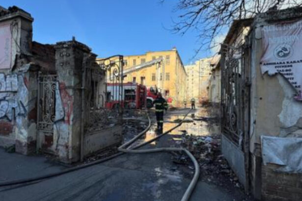 galerie foto incendiu la o cladire a liceului timpuri noi din bucuresti intervin zece autospeciale ale pompierilor 677a956b2f57a