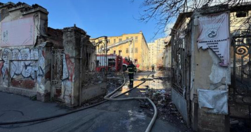 galerie foto incendiu la o cladire a liceului timpuri noi din bucuresti intervin zece autospeciale ale pompierilor 677a956b2f57a