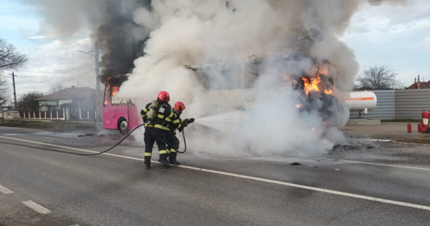 galerie foto incendiu la un autocar plin cu pasageri vehiculul a luat foc in mers in dreptul unei statii gpl din neamt 677e914e1a1ea