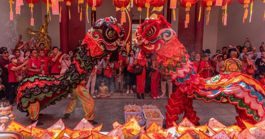 Începutul „Anului Șarpelui”: Milioane de oameni sărbătoresc Anul Nou Chinezesc, străzile și casele decorate cu simboluri ale fericirii. 1 galerie foto inceputul anului sarpelui milioane de oameni sarbatoresc anul nou chinezesc strazile si casele decorate cu simboluri ale fericirii 679a171ce8985