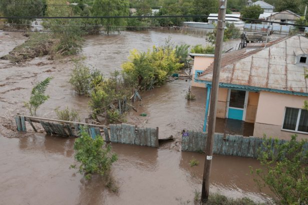 galerie foto persoanele afectate de inundatiile din galati asteapta degeaba noi despagubiri cum e intretinuta aceasta situatie 679c72f3e9a7d