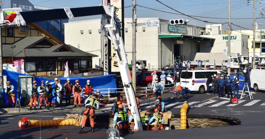 galerie foto peste un milion de japonezi rugati sa nu faca baie sau sa spele rufe pentru salvarea unui sofer cazut intr o groapa de trei zile 679b4f3fe2c45