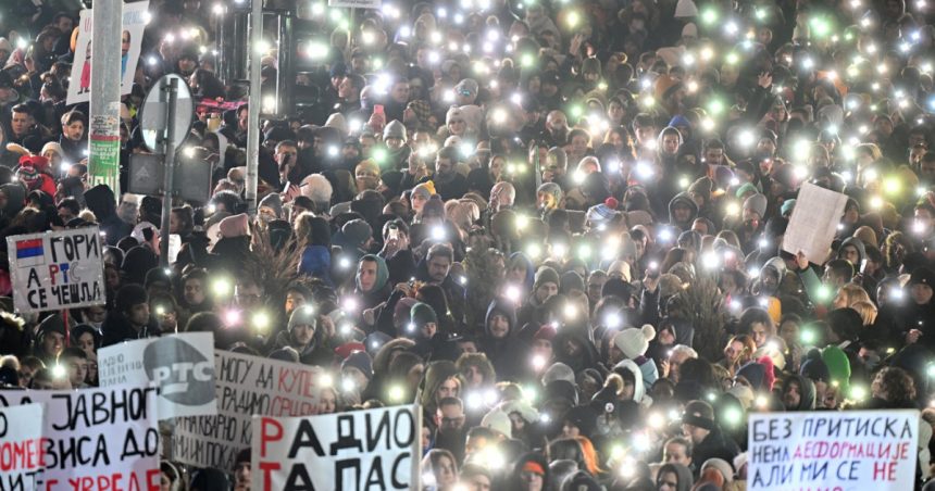 Protest la Belgrad: zeci de mii de oameni s-au alăturat manifestării studenților în fața sediului radioteleviziunii de stat din Serbia 1 galerie foto protest la belgrad zeci de mii de oameni s au alaturat manifestarii studentilor in fata sediului radioteleviziunii de stat din serbia 678ad0ccc5f0a