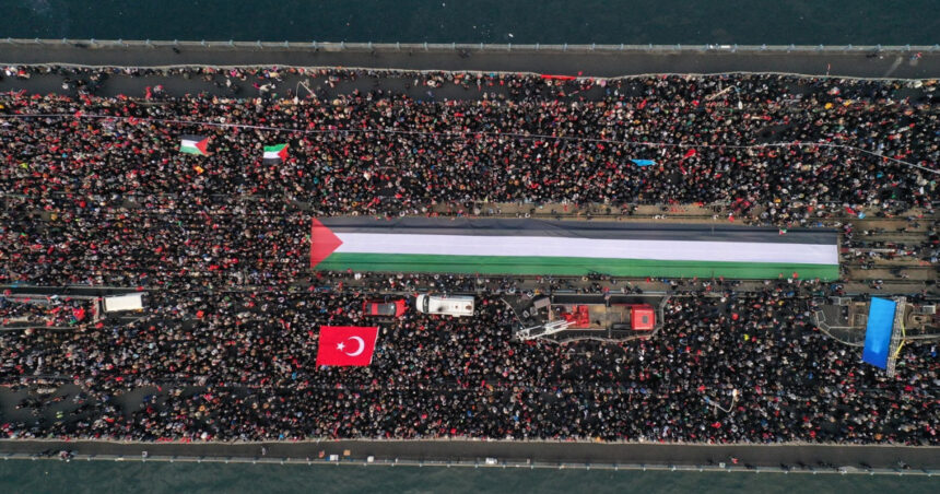 galerie foto protest urias la istanbul milioane de oameni au iesit in strada pentru palestina condamnand atacurile israeliene din gaza 677510868ebad
