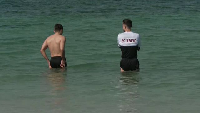 galerie foto rapidistii la plaja in dubai nu au rezistat tentatiei si au facut baie in mare 677fb44d0e311