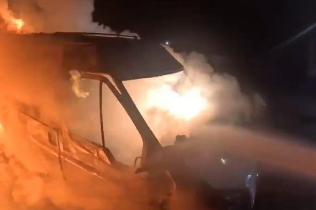 galerie foto un microbuz care transporta marfa a luat foc in mers pe o strada din arad vehiculul a ars in intregime 678f6364662e6