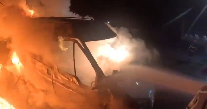 galerie foto un microbuz care transporta marfa a luat foc in mers pe o strada din arad vehiculul a ars in intregime 678f6364662e6