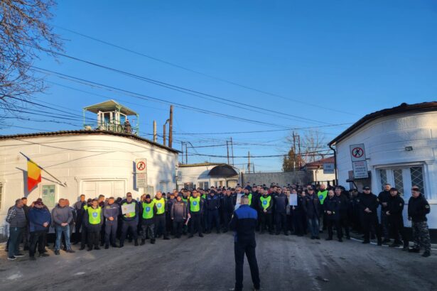 galerie fotovideo angajatii penitenciarului poarta alba au protestat din nou din cauza masurilor din ordonanta trenulet 6780e6fe44890